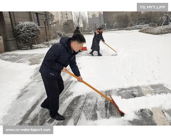 雪花干扰门将视线,裁判听取双方队长意见后同意中途清雪