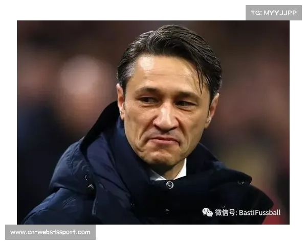终场哨响,沃尔夫斯堡主帅尼科·科瓦奇颓然蹲地满脸无奈