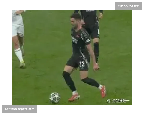 特写：点球罚失后，萨卡低头不语，赖斯上前拥抱安慰。